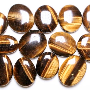 Peut inclure: Douze pierres lisses et polies en œil de tigre. Les pierres sont un mélange de couleurs brun, or et noir avec un effet chatoyant et iridescent.