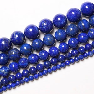 Op de afbeelding: Een streng blauwe lapis lazuli edelsteen kralen in verschillende maten. De kralen zijn rond en hebben een gladde, gepolijste afwerking.