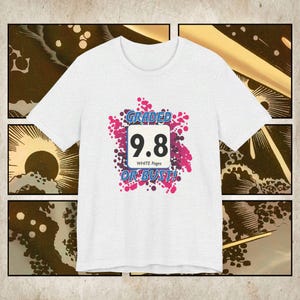 Puede incluir: Camiseta blanca con un gráfico rosa, morado y azul que dice "GRADED 9.8 WHITE Pages OR BUST!"