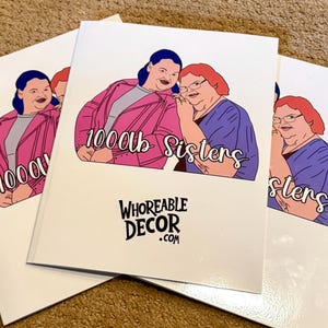 Può includere: Tre carte bianche con illustrazioni di due donne. Le donne indossano camicie rosa e viola. Il testo sulle carte recita "1000lb Sisters" e "Woreable Decor.com".