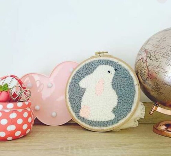 Cadre Lapin en Punch Needle, Tableau Broderie Pour Chambre d'enfant - Cadeau Personnalisable, Cadeau