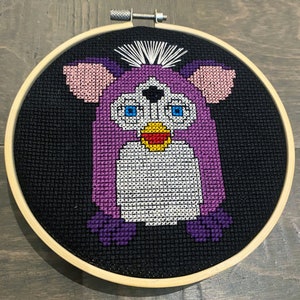 Furby beobachtet immer Kreuzstichmuster Glow In The Dark Eyes