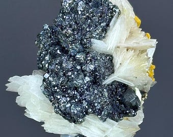 桃色重晶石を配した方鉛鉱上のセリュサイト結晶クラスター - Etsy 日本