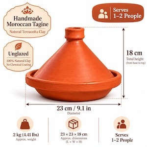 Pode incluir: Um tajine marroquino feito à mão em argila de terracota natural não vidrada. O recipiente de cozinha tem uma tampa cónica e uma base larga, medindo 18 cm de altura total e 23 cm de diâmetro. Pesa 2 kg e serve 1-2 pessoas.