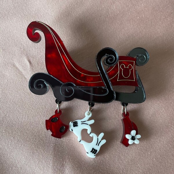 Jolie broche traineau de noël entièrement faite à la main en acrylique avec 3 charmes pendants de souris.