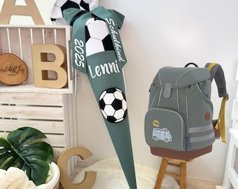 Puede incluir: Un conjunto de útiles escolares con temática de fútbol, verde y blanco. Incluye una bolsa grande en forma de cono con un diseño de balón de fútbol y el nombre "Lenni" y el año "2025". También se incluye una mochila a juego con un gráfico de furgoneta.