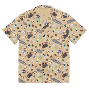 Puede incluir: Una camisa de manga corta con botones en color tostado que presenta un estampado integral de varios iconos de temática espacial, incluyendo pequeñas criaturas, naves espaciales, formas geométricas y patrones circulares dispersos con estrellas blancas.