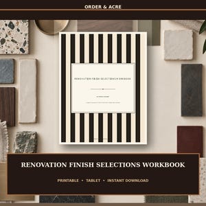 Puede incluir: Un libro de trabajo de selección de acabados de renovación con una cubierta de rayas verticales blancas y negras, con una etiqueta rectangular central con texto. El libro está rodeado de varias muestras de materiales de piedra, madera, metal y tela.
