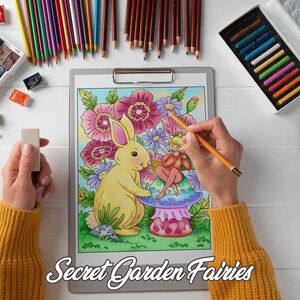 K&ouml;nnte beinhalten: Eine Person koloriert eine detaillierte Illustration einer Fee, die auf einem Pilz sitzt, mit einem Hasen an ihrer Seite. Die Illustration ist von Blumen und Bl&auml;ttern umgeben. Das Bild zeigt auch verschiedene Kunstmaterialien, darunter farbige Bleistifte, Pinsel und Aquarellfarben.
