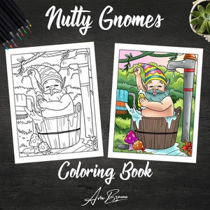 K&ouml;nnte beinhalten: Eine Schwarzwei&szlig;-Malvorlage mit einem Gnom, der in einer Holzwanne ein Bad nimmt. Der Gnom tr&auml;gt einen Hut und hat einen Bart. Der Gnom ist von Gr&uuml;npflanzen und Pilzen umgeben. Der Text "Nutty Gnomes Coloring Book" steht oben auf der Seite.