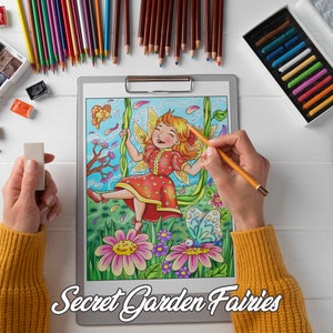 K&ouml;nnte beinhalten: Eine Person f&auml;rbt eine detaillierte Illustration einer Fee auf einer Schaukel in einem Garten mit Blumen und Schmetterlingen. Die Illustration tr&auml;gt den Titel "Secret Garden Fairies". Die Person verwendet farbige Bleistifte und einen Radiergummi.