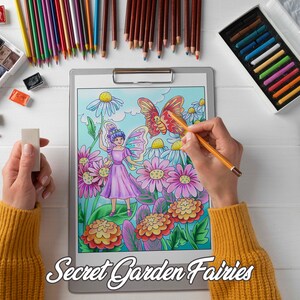 K&ouml;nnte beinhalten: Eine Person malt eine Seite aus einem Malbuch mit Buntstiften aus. Die Seite zeigt eine Fee mit Fl&uuml;geln und Blumen. Der Titel der Seite lautet "Secret Garden Fairies".