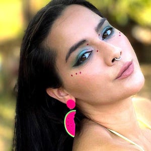 Pendientes de maracuyá / Pendientes acrílicos veraniegos divertidos / Pendientes llamativos rosas / Regalo para ella / Joyería tropical / Pendientes de verano
