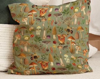 Op de afbeelding: Een groen kussen met een herhalend patroon van kleurrijke paddenstoelen en bladeren. Het kussen is gemaakt van een zachte, comfortabele stof en heeft verschillende soorten paddenstoelen.