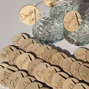 Gepersonaliseerde wijnbedel, aangepaste wijnbedel, wijnbedel bruiloft, afstudeerbedankjes, afstudeercadeaus, gepersonaliseerde drankmarkeringen tafeldecor