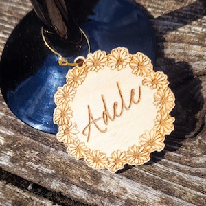 Etiquetas de madera personalizadas, dijes con nombre personalizado: nombre del invitado, etiqueta grabada personalizada de madera, etiquetas de regalo de madera grabadas, hechas a pedido