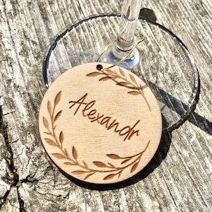 Dijes para copas de vino, Dijes para bebidas, Recuerdos de boda, Dije de copa de madera personalizado, Decoración de lugar