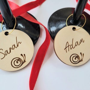 Dijes para copas de vino, Dijes para bebidas, Recuerdos de boda, Dije de copa de madera personalizado, Decoración de lugar