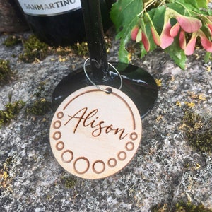 Dijes para copas de vino, Dijes para bebidas, Recuerdos de boda, Dije de copa de madera personalizado, Decoración de lugar