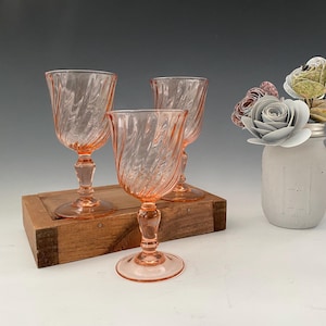 Crystal D&#39;Arques Durand Rosaline Pink Swirl Wein Wassergläser, Arcoroc France Pink Swirl Weinkelche
