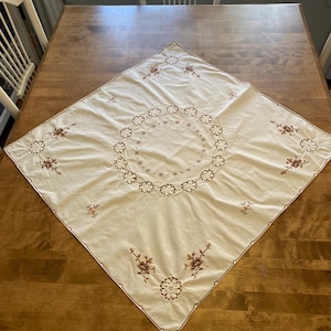 Vintage Hand Made Cross Stitch Cutout Crochet Tablecloth, Vintage White Brown Floral Cross Stitch Tablecloth