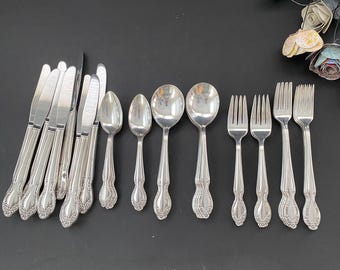 Cubiertos plateados Lady Desmore de Wm Rogers International Silver, cuchillo plateado, cuchara, cucharilla y tenedor para ensalada