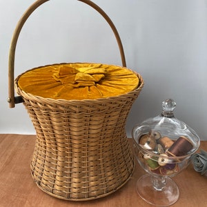 Vintage 1950&#39;s Wicker Velvet Sewing Basket, Vintage Wicker Sewing Craft Knitting Basket Case
