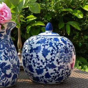 Elegant Oriental Blue & White Round Ginger Jar - Timeless Chinoiserie Decor