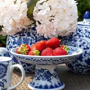 「PÂTISSIER tradition et innovation」 Chinoiserie Chic Blue & White Cake Stand - Majestic Oriental
