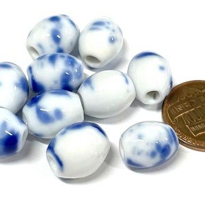 10 perles en céramique ovales bleu blanc 12 x 11 mm (n° OV14-309)