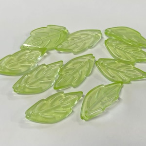 10 pezzi di perline di vetro a foglia ondulata verde trasparente da 25 mm (n. FE28-1104A)
