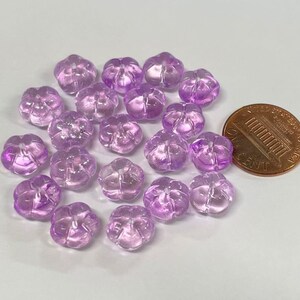 20 sztuk fioletowych szklanych koralików w kształcie kwiatów gradientowych z proszkiem brokatowym w kolorze srebrnym 10 mm nr FLDL7-1530