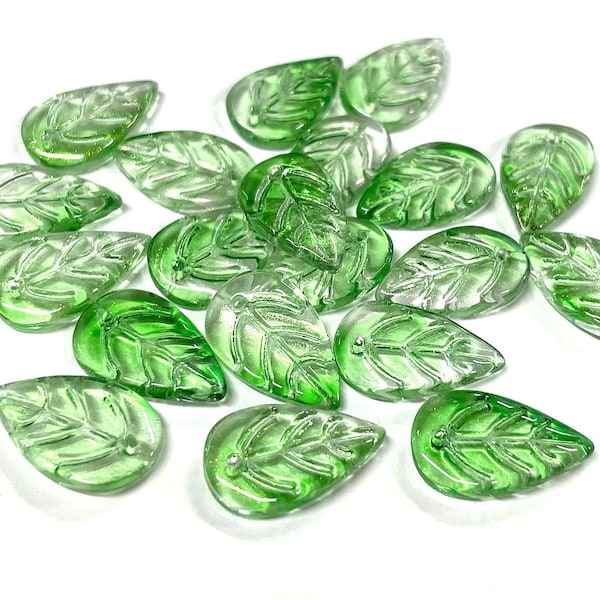 20 pièces de perles de verre feuille vertes dégradées transparentes, feuilles plates avec poudre de paillettes dorées 18 mm (n° LF22-1151)