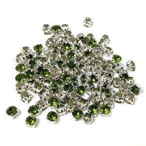 Piedras de imitación verde oliva para coser, de 4 mm, con engaste plateado (100 unidades) (n.° 23-723)