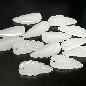 20pcs of Jade White Leaf Glass Beads 23mm(No.LFSH8-1219)