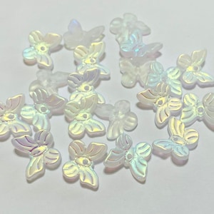 K&ouml;nnte beinhalten: Eine Sammlung von irisierenden wei&szlig;en Perlen in Schmetterlingsform. Die Perlen haben eine Perlmutt-Oberfl&auml;che und sind perfekt zum Basteln von Schmuck oder zum Hinzuf&uuml;gen eines Schimmers zu jedem Projekt.