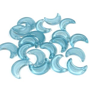 20pcs of Blue Crescent Moon Glass Beads (No.MN13-1585)