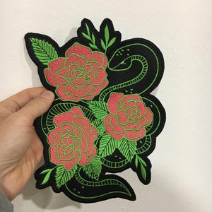 Ros och orm STOR broderad lapp – Gotisk stryklapp för jackor, väskor, jeans – Applikation i tatueringsstil