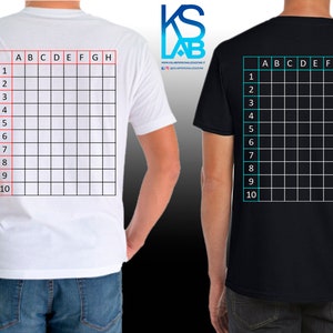 Puede incluir: Dos camisetas con una cuadrícula de 10x8 impresa en la espalda. La cuadrícula está etiquetada con las letras A a H y los números 1 a 10. La camiseta de la izquierda es blanca y la camiseta de la derecha es negra.