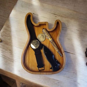 Handgefertigte Holz Gitarrenablage aus Kirschholz für Schreibtisch oder Nachttisch