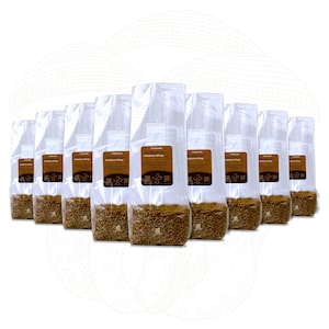 Puede incluir: Diez bolsas de plástico transparentes llenas de grano marrón etiquetadas "Centeno esterilizado Adecuado para todos los hongos".