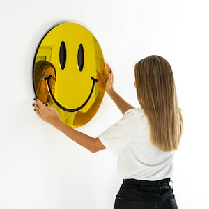 Happy Face 3D Mirror Wall Art, Iconic Cool Decor, Classic Emoji Wall Hanging for Home Studio, Dorm, Studio or Kid’s Room, Smiley Happy Face