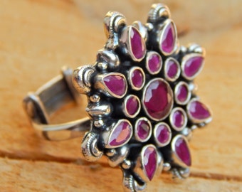 Anello con rubino naturale: anello in argento sterling con pavé floreale