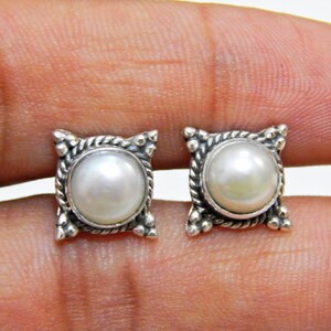Orecchini a bottone con perle d&#39;acqua dolce: gioielli fatti a mano in argento sterling
