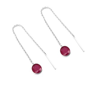 Pode incluir: Um par de brincos de corrente de prata com um pingente de pedra vermelha em cada brinco.