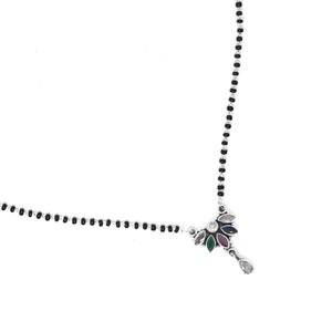 Op de afbeelding: Een zilveren ketting met een zwarte kralenketting en een hanger met een cluster van gekleurde edelstenen.