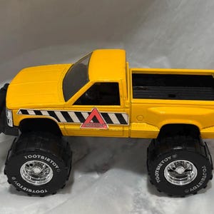 1990年代のヴィンテージTootsietoyステップサイド4x4シボレーピックアップトラック