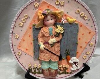 Vintage tallriksställ eller hängställ Dekorativ liten flicka Cottagecore-display med stativ