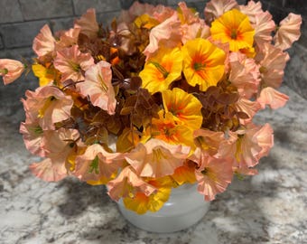 Ręcznie robiona wiosenna kompozycja kwiatowa do dekoracji domu, brzoskwiniowo-żółte sztuczne kwiaty w białym wazonie