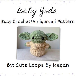 Puede incluir: Un patr&oacute;n de crochet amigurumi para un Baby Yoda, un personaje verde con orejas grandes, que lleva un abrigo beige. El patr&oacute;n se titula "Baby Yoda Easy Crochet/Amigurumi Pattern" y es de "Cute Loops By Megan".